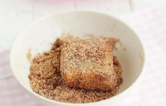 Lăn qua đường, bột quế để làm bánh sữa chiên Tây Ban Nha