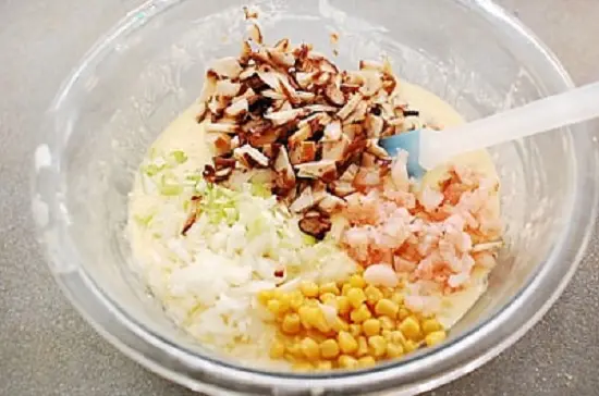trộn các nguyên liệu làm bánh Takoyaki