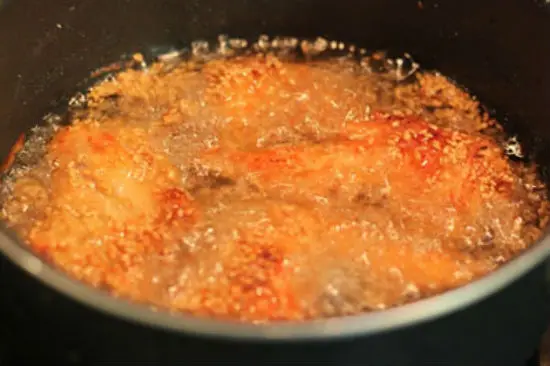 chiên cánh gà chiên vừng tới khi chín vàng đều