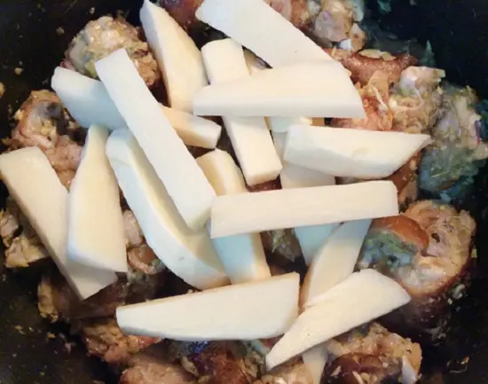 Cho mằng củ vào nấu món chân giò giả cầy