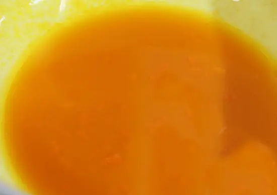 lọc lấy nước nghệ nấu món chân giò giả cầy