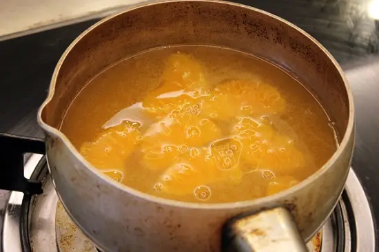cho múi cam vào nồi