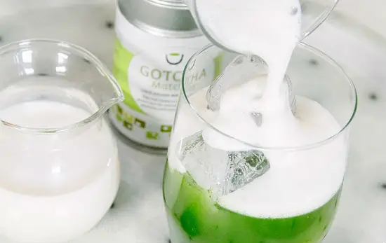 Thêm sữa vào ly matcha latte
