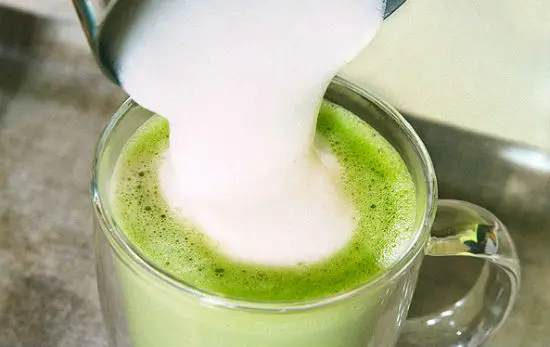 Rót matcha latte vào cốc và thưởng thức thôi