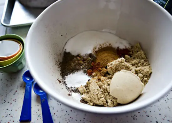 Trộn hỗn hợp bánh làm bánh chocolate phô mai theo kiểu Mexico