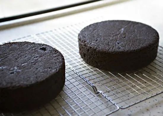 Lấy bánh chocolate phô mai theo kiểu Mexico ra khỏi khuôn