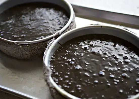 Đổ hỗn hợp bánh chocolate phô mai theo kiểu Mexico vào khuôn nướng