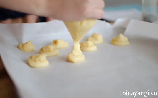 tạo hình cho bánh su kem