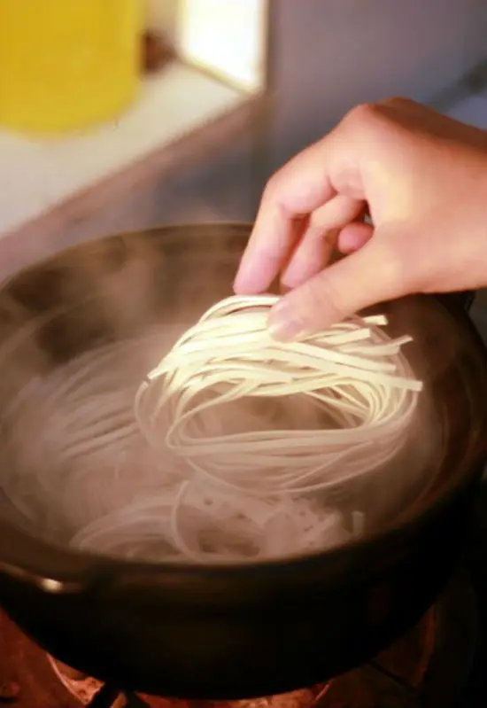 Công thức làm món mỳ kim chi 6