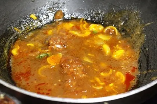 Bắt đầu làm nước xốt của ốc xào me