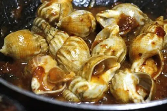 Hoàn thành món ốc xào me