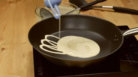 Công thức làm pancake cuộn xúc xích bò năm ngon miễn chê 7