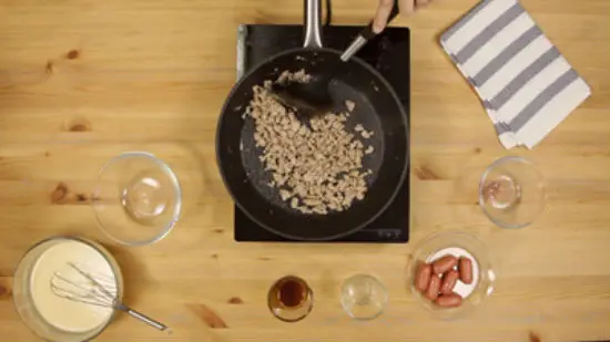 Công thức làm pancake cuộn xúc xích bò năm ngon miễn chê 5