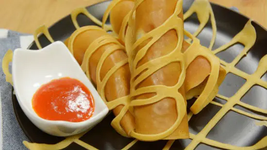 Công thức làm pancake cuộn xúc xích bò năm ngon miễn chê 10