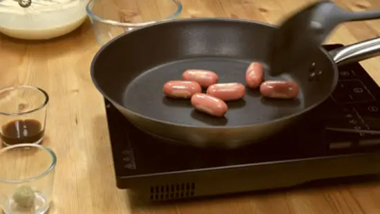 Công thức làm pancake cuộn xúc xích bò năm ngon miễn chê 4