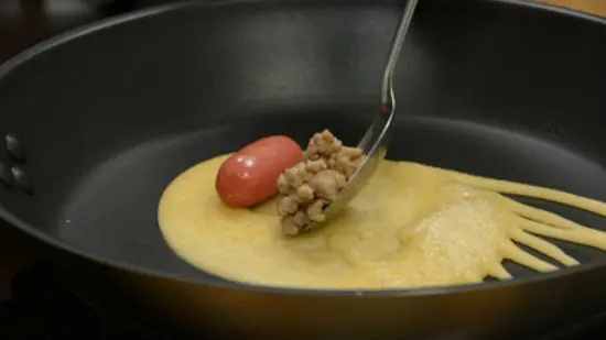 Công thức làm pancake cuộn xúc xích bò năm ngon miễn chê 8