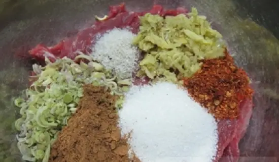 ướp gia vị làm thịt bò khô