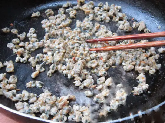 Phi thơm hành với hến để làm món canh ngọn bí nấu hến