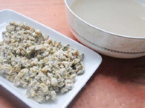 Lọc nước với ruột để làm canh ngọn bí nấu hến