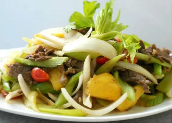 mon-thit-bo-xao-hanh-tay-ca-chua-moi-la-8