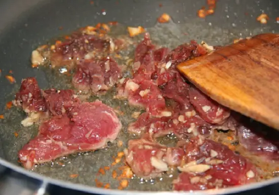 mon-thit-bo-xao-hanh-tay-ca-chua-moi-la-7