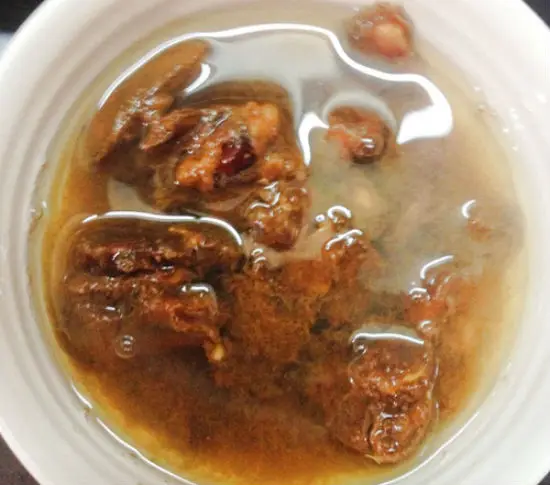 Bạn có thể sử dụng me tươi hoặc vắt me cho món cút lộn rang me
