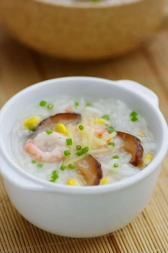 hoàn thành món cháo hải sản từ cơm nguội