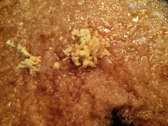 Gần hoàn thành món chè con ong