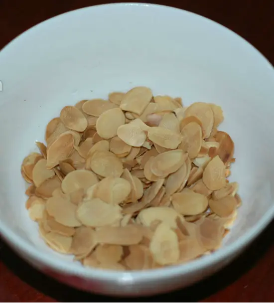 Sơ chế hạnh nhân nấu chè khúc bạch