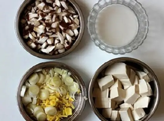 các nguyên liệu làm món đậu phụ sốt nấm chay