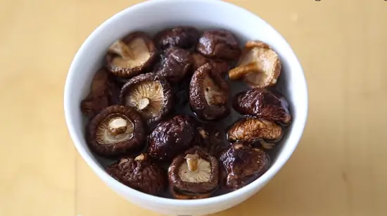 bắt đầu sơ chế nguyên liệu làm món đậu phụ sốt nấm chay