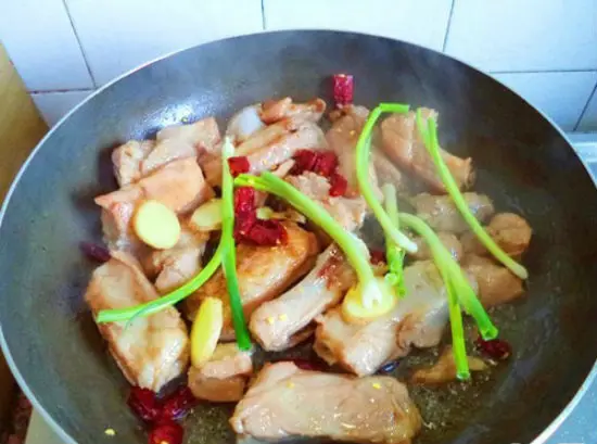 Thêm hành tỏi vào món sườn sốt tỏi cay