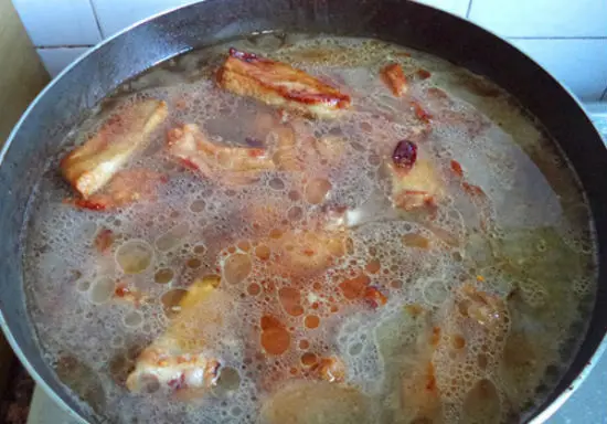 Cho nước ngập mặt sườn để món sườn sốt tỏi cay mềm, đậm vị