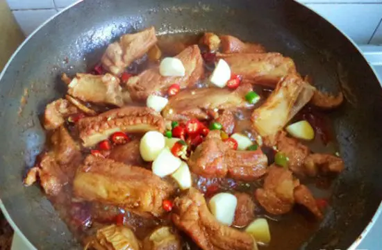 Thêm tỏi và ớt cho món sườn sốt tỏi cay
