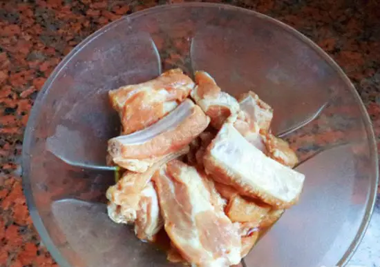 Sơ chế nguyên liệu làm món sườn sốt tỏi cay