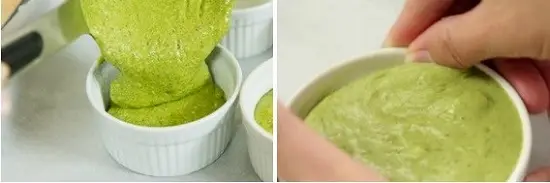 Cho hỗn hợp bánh vào cốc chuẩn bị nướng souffle trà xanh