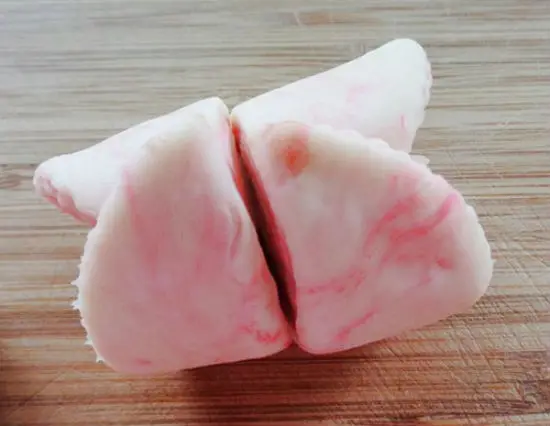 Chia thành hai chiếc bánh bao hoa hồng nhỏ nhắn, đẹp mắt