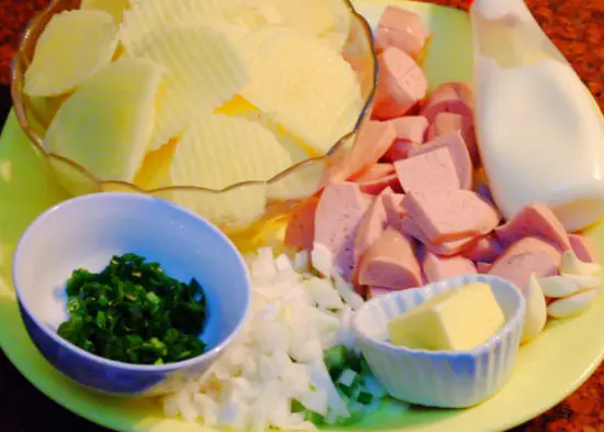 Sơ chế nguyên liệu làm khoai tây xào xúc xích