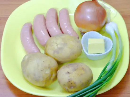 Nguyên liệu làm khoai tây xào xúc xích