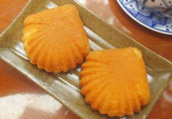 Bánh sò chín lấy bánh ra khỏi lò để bánh nguội tự nhiên