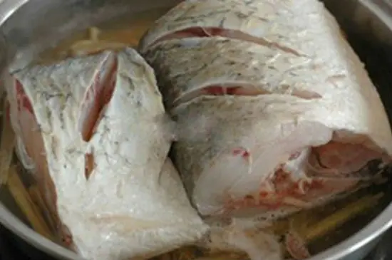 Sơ chế nguyên liệu làm món cá hấp bia
