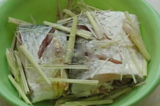 Món cá hấp bia có mùi thơm của sả, gừng vị đậm đà của bột canh