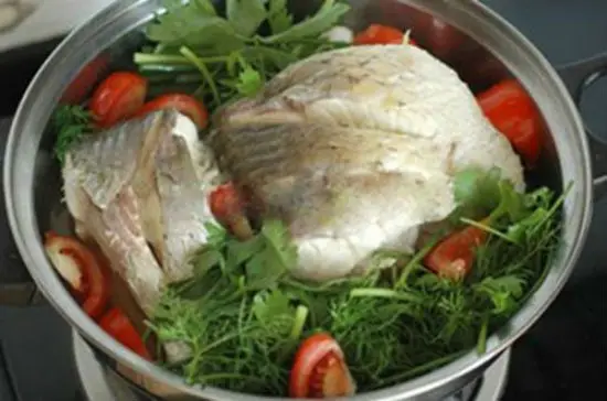 Cá hấp bia kết hợp cùng một chút rau thì là, cà chua hấp cùng sẽ tăng hàm lượng dinh dưỡng của món ăn