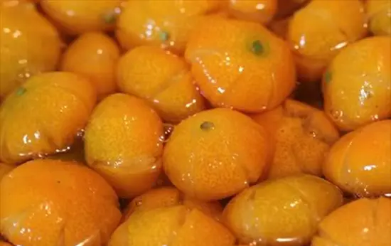 Ngâm quất trong nước vôi trong sau đó mơí có thể sử dụng quất làm mứt quất
