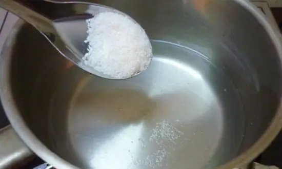 Đun phần hỗn hợp làm thạch dừa xiêm đến khi sôi nhẹ