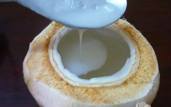 Thêm phần thạch dừa xiêm trộn nước cốt dừa lên trên sau khi phần thạch ở dưới đã đông