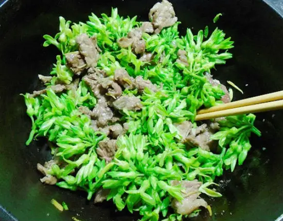Thiên lý xào thịt bò có màu sắc bắt mắt