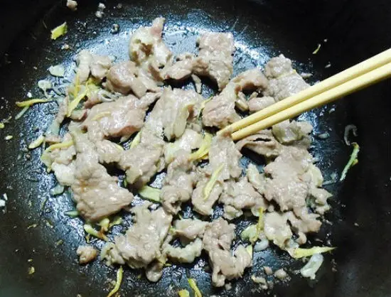 Xào qua thịt bò trước khi cho thịt bò xào thiên lý