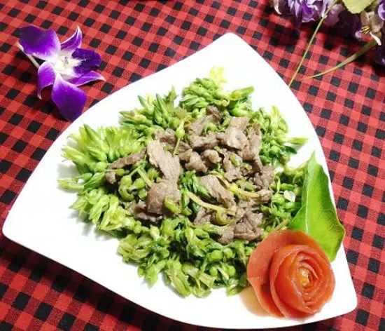 Cho thiên lí xào thịt bò ra đĩa và thưởng thức với cơm.