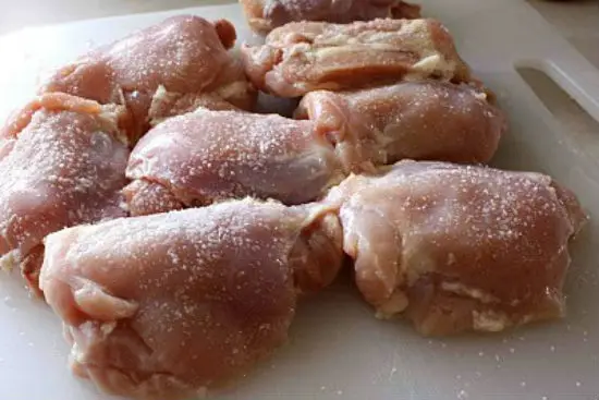 Ứớp thịt gà làm món gà kho gừng